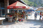 Czarnogóra. Kotor. Stragany spożywcze wzdłuż miejskich murów. - foto: wnieznane.pl