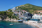 Czarnogóra. Budva. Hotele rozsiane na zboczu. - foto: wnieznane.pl
