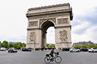 Paryż. Łuk Triumfalny za dnia. - foto: wnieznane.pl