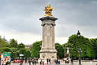 Paryż. Jedna z kolumn przy najładniejszym paryskim moście - Pont Alexandre III. - foto: wnieznane.pl