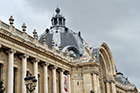 Paryż. Petit Palais - jeden z pałaców położonych w pobliżu Pół Elizejskich.  - foto: wnieznane.pl