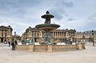 Paryż. Efektowna, ale nieczynna fontanna na Place de la Concorde. - foto: wnieznane.pl