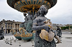 Paryż. Jedna z kilku fontann na Place de la Concorde. - foto: wnieznane.pl