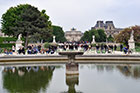 Paryż. Staw i fontanna w Jardin des Tuileries. - foto: wnieznane.pl