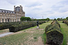 Paryż. Rzeźby ukryte w Jardin des Tuileries. - foto: wnieznane.pl