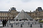 Paryż. Piramida i Luwr w pochmurny dzień nie prezentują się tak efektownie. - foto: wnieznane.pl