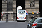 Paryż. Autobus wjeżdża w wąziutki przejazd do Luwru. - foto: wnieznane.pl