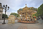 Paryż. Karuzela na placu przy Hotel de Ville. - foto: wnieznane.pl