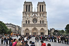 Paryż. Katedra Notre-Dame i długa kolejka oczekujących do wejścia. - foto: wnieznane.pl