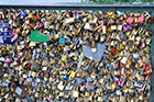 Paryż. Miliony kłódek na Pont des Arts. - foto: wnieznane.pl