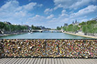 Paryż. Szczelnie wypełniony kłódkami Pont des Arts. - foto: wnieznane.pl