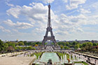 Paryż. Wieża Eiffla widziana z Place du Trocadero. - foto: wnieznane.pl Paryż. Wieża Eiffla widziana z Place du Trocadero. - foto: wnieznane.pl