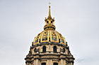 Paryż. Złota kopuła Dome des Invalides, w której pochowany został Napoleon. - foto: wnieznane.pl