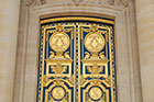 Paryż. Złote drzwi do katedry, w której mieści się grób Napoleona. - foto: wnieznane.pl