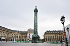 Paryż. Elegancki Place Vendome z kolumną Napoleona. - foto: wnieznane.pl