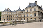 Paryż. Pałac Luksemburski w Jardin du Luxembourg. - foto: wnieznane.pl