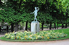 Paryż. Jedna z wielu rzeźb zdobiących Jardin du Luxembourg. - foto: wnieznane.pl
