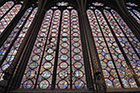 Paryż. Ogromne witraże w Sainte Chapelle. - foto: wnieznane.pl