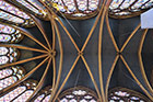 Paryż. Efektowne sklepienie w Sainte Chapelle. - foto: wnieznane.pl