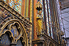 Paryż. Rzeźby i ogromne witraże zdobią Sainte Chapelle. - foto: wnieznane.pl