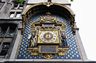 Paryż. Zabytkowy zegar na zewnętrznej ścianie Conciergerie. - foto: wnieznane.pl