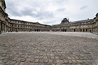 Paryż. Cour Carree et Pyramide du Louvre - wewnętrzny dziedziniec Luwru. - foto: wnieznane.pl