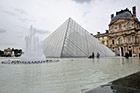 Paryż. Fontanny i słynna piramida na placu przed Luwrem. - foto: wnieznane.pl