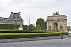 Paryż. Plac przed Luwrem. Z prawej Arc de triomphe du Carrousel, w tle górna część Wieży Eiffla. - foto: wnieznane.pl