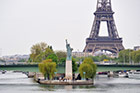 Paryż. Statua Wolności na tle Wieży Eiffla. - foto: wnieznane.pl