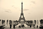 Paryż. Wieża Eiffla jak ze starej pocztówki. - foto: wnieznane.pl