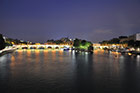 Paryż wieczorem. Oświetlony Pont Neuf i Ile de la Cite.  - foto: wnieznane.pl