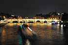 Paryż. Oświetlony nocą Pont Neuf.  - foto: wnieznane.pl