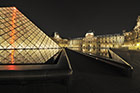 Paryż. Luwr oświetlony nocą. - foto: wnieznane.pl