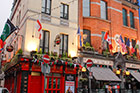 Dublin. Temple Bar. Irlandzkie puby mają charakterystyczny wygląd. - foto: wnieznane.pl