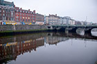 Dublin. Rzuka oka na rzekę Liffey i Grattan Bridge. - foto: wnieznane.pl