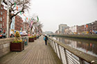 Dublin. Dobudowany deptak nad rzeką Liffey sprzyja spacerom. - foto: wnieznane.pl