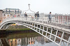 Dublin. Ha'penny Bridge. Za przejście nim pobierano niegdyś pół funta. - foto: wnieznane.pl