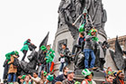 Dublin. Irlandczycy okupują pomnik O'Connella podczas Paddy's Day. - foto: wnieznane.pl