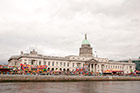 Dublin. Na czas dnia św. Patryka okolice Custom House zamieniły się w wesołe miasteczko. - foto: wnieznane.pl