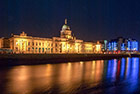 Dublin. Custom House widziany po zmroku. - foto: wnieznane.pl