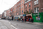 Dublin. Ceglane kamienice przy Abbey Street. - foto: wnieznane.pl