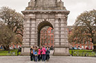Dublin. Trinity College. Dzwonnica oddzieląca Parliament Square od Library Court. - foto: wnieznane.pl