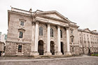 Dublin. Trinity College. Budynek teatr na terenie uniwersytetu. - foto: wnieznane.pl