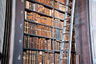 Dublin. Trinity College. Po niektóre woluminy trzeba sięgać z pomocą drabiny. - foto: wnieznane.pl