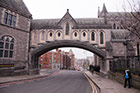 Dublin. Łuk łączący Christ Church Cathedral z Dublinią. - foto: wnieznane.pl