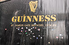 Dublin. Guinness Storehouse. Pod bramą browaru Guinnessa. - foto: wnieznane.pl
