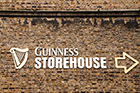 Dublin. Guinness Storehouse. Będąc w okolicach browaru bez trudu trafimy do wejścia. - foto: wnieznane.pl