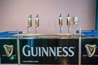 Dublin. Guinness Storehouse. W browarze nauczymy się fachowo nalewać czarny trunek. - foto: wnieznane.pl