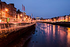 Dublin. Po zmroku widok z Grattan Bridge nabiera klimatu. - foto: wnieznane.pl