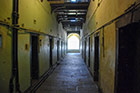 Dublin. Ponure i odrapane korytarze Kilmainham Gaol. - foto: wnieznane.pl